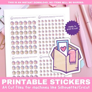 Könnte beinhalten: Druckbare Stickerbogen mit einer Vielzahl von niedlichen Einkaufstaschen-Designs. Der Bogen enthält einen einzelnen, größeren Sticker einer Einkaufstasche mit einem Herzen, einem Brief und einem Schal darin. Der Text "ready to print & cut!" befindet sich auf einer Sternform. Der Text "DRUCKBARE STICKER" befindet sich am unteren Rand des Bildes. Der Text "A4-Schnittdateien für Maschinen wie Silhouette/Cricut" befindet sich unter dem Text "DRUCKBARE STICKER".