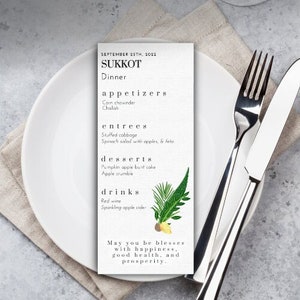 Puede incluir: Una tarjeta de menú de cena de Sucot con fondo blanco y texto negro. El menú incluye aperitivos, platos principales, postres y bebidas. La tarjeta está decorada con una hoja de palmera verde y una pequeña ilustración de un lulav y un etrog.