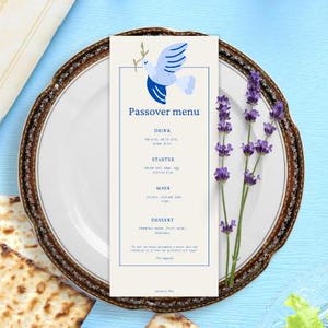 Può includere: Un menu di Pasqua blu e bianco con un'illustrazione di colomba. Il menu elenca le categorie: Bevande, Antipasto, Piatto principale, Dessert. Il testo "Passover menu" è in cima al menu.
