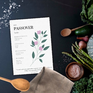 Può includere: Un menu di Seder di Pasqua stampabile con un'illustrazione floreale. Il menu elenca antipasti, piatti principali, dessert e bevande. Il testo include la citazione "In ogni generazione, una persona deve raccontare la storia dell'Esodo come se avesse lasciato l'Egitto di persona."