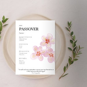 Può includere: Un menu di Seder di Pasqua stampabile con un'illustrazione ad acquerello di fiori rosa. Il menu include antipasti, piatti principali, dessert e bevande. Il testo recita "2025 Pasqua Seder" e "In ogni generazione, una persona deve vedersi come se avesse lasciato personalmente l'Egitto." L'Haggadah.