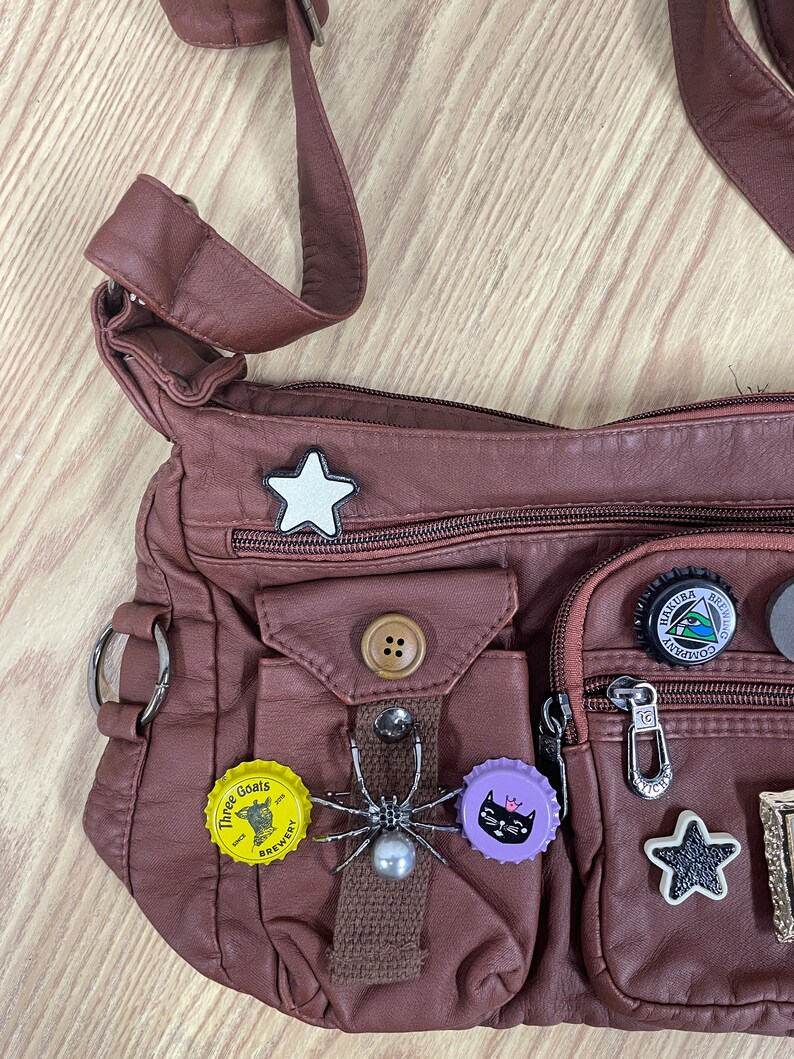 Retro Button Bottle Cap Shoulder Bag, Hot Girl Patch Messenger Bag, Distressed Design Star Pattern Crossbody Bag zdjęcie 6