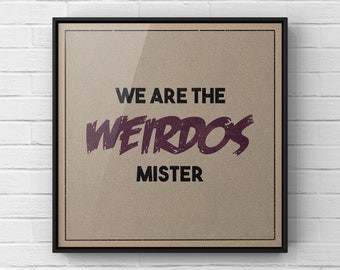Könnte beinhalten: Ein gerahmter Druck mit beigefarbenem Hintergrund und schwarzem Rahmen. Der Druck zeigt den Text "We are the weirdos mister" in einer violetten Schrift.
