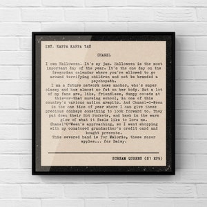 Könnte beinhalten: Ein Schwarzweißbild eines Drehbuchs aus der Fernsehserie Scream Queens. Das Drehbuch ist für Episode 5 der ersten Staffel. Der Text lautet "INT. KAPPA KAPPA TAU" und "CHANEL" oben auf der Seite. Der Text setzt sich mit einem Monolog der Figur Chanel fort, die eine zukünftige Nachrichtensprecherin ist. Der Text endet mit "SCREAM QUEENS (S1 EP5)".