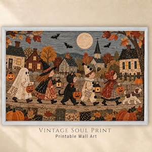Może przedstawiać: Oprawiony wydruk ścienny zatytułowany VINTAGE SOUL PRINT Printable Wall Art, przedstawiający grupę dzieci w kostiumach na Halloween idących przez wioskę w nocy pod pełnią księżyca, z dyniami, jesiennymi liśćmi i małym psem.