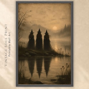 Puede incluir: Una impresión de arte mural enmarcada que presenta un paisaje en tonos sepia con tres figuras silueteadas con sombreros puntiagudos junto a un lago tranquilo al atardecer. La escena incluye una luna llena, colinas brumosas y reflejos.