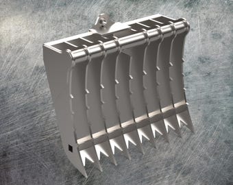 Może przedstawiać: Srebrny metalowy chwytak do ładowarki teleskopowej lub ciągnika. Chwytak ma wiele zębów i szczękę z zawiasem.