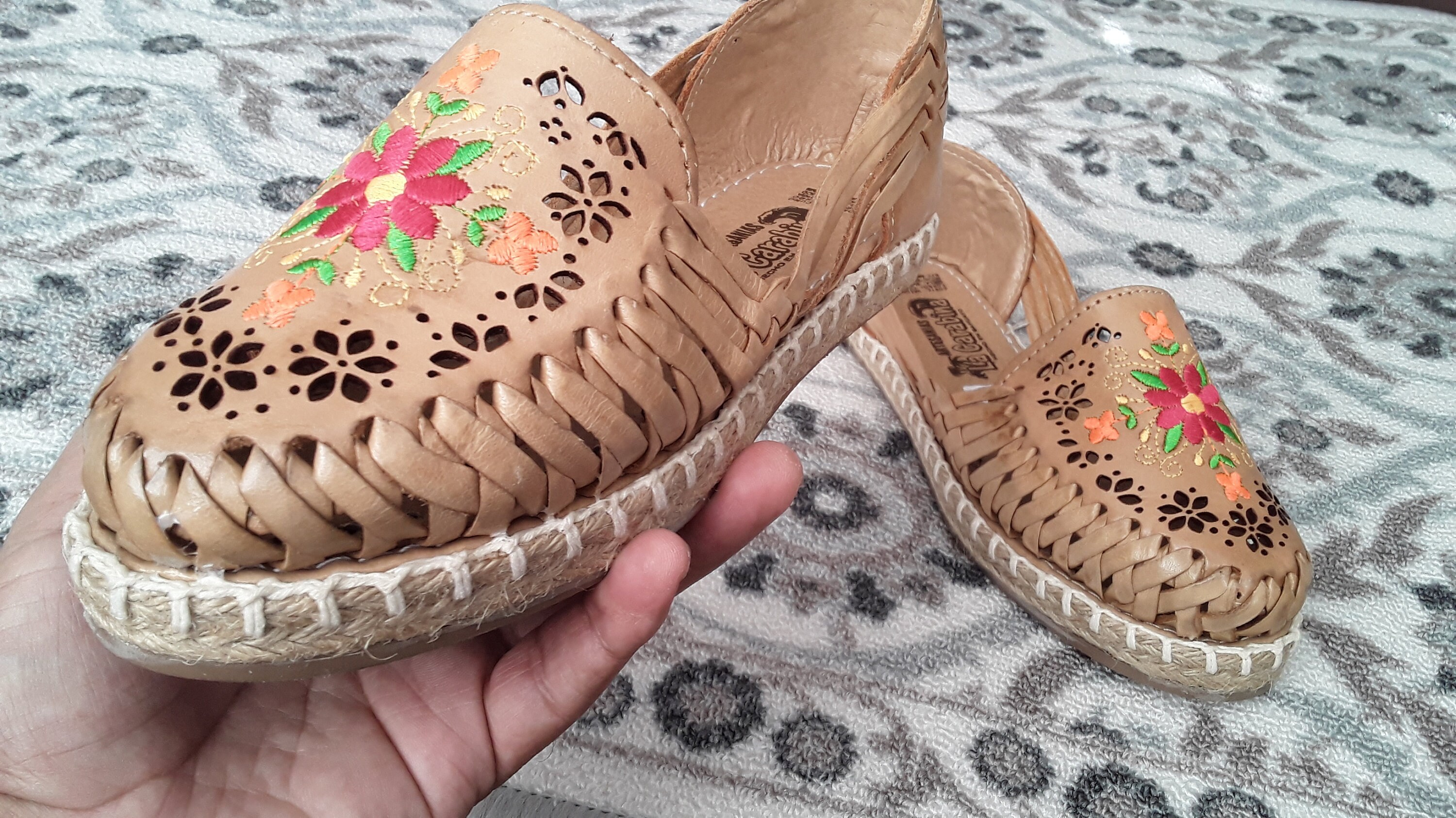 huaraches mexicanos con flores