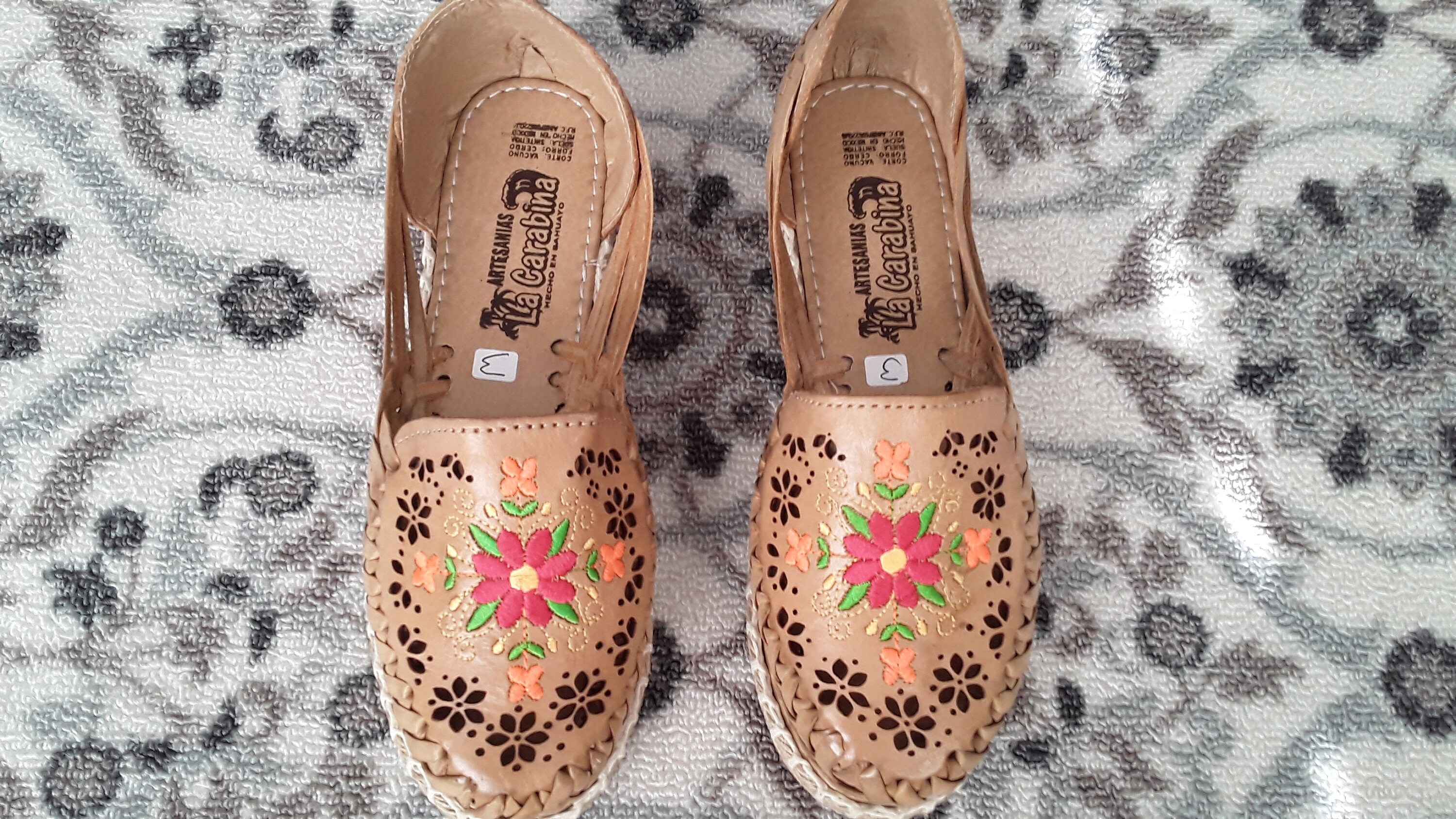 huaraches mexicanos con flores