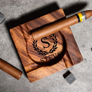 Cenicero de nogal personalizado para puros, gran regalo para hombres, cenicero único, accesorio para puros, regalo para esposos y padres, regalo para padrinos de boda.