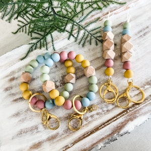 Llavero arcoíris, llavero arcoíris de pulsera, llavero de pulsera, llavero con cuentas, cuentas de silicona, llavero, género neutro, manos libres,