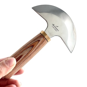 Könnte beinhalten: Ein gebogenes Leder-Schneidewerkzeug mit einem Holzgriff. Die Klinge ist aus Edelstahl und hat eine abgerundete Kante. Der Griff ist aus Holz mit einem braunen und weißen Streifenmuster. Das Werkzeug ist mit "akimori 290 0815" beschriftet.