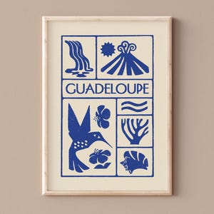 Może przedstawiać: Oprawiony wydruk artystyczny z niebiesko-kremowym wzorem. Wydruk zawiera napis "GUADELOUPE" oraz ilustracje wodospadu, wulkanu, kolibra, kwiatów, fal, koralowców i twarzy.