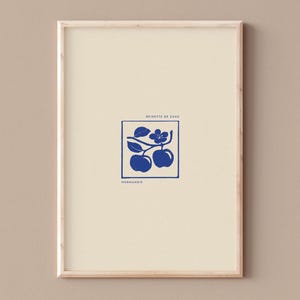 Peut inclure: Une illustration bleue et blanche d'une branche avec deux pommes et une fleur. Le texte "REMINISCENCE OF CAKE" et "REMARKABLE" sont imprimés sous l'illustration.