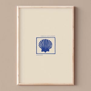 Peut inclure: Une impression encadrée avec une illustration de coquille Saint-Jacques bleue et le texte "Coquille Saint-Jacques" et "Hobanico" dans un cadre blanc.