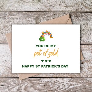 Puede incluir: Una tarjeta blanca con una olla de oro verde al final de un arcoíris con el texto "You're my pot of gold" y "Happy St Patrick's Day".
