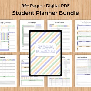 Może przedstawiać: Cyfrowy pakiet planera studenckiego zawierający ponad 99 stron w formacie PDF. Obraz przedstawia ekran tabletu z okładką w ukośne paski z napisem SCHOOL PLANNER, otoczony różnymi szablonami stron planera, w tym przeglądami tygodniowymi, śledzeniem ocen i kalendarzami.