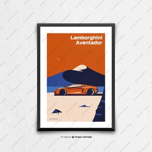 Könnte beinhalten: Ein minimalistisches Poster mit einem leuchtend orangefarbenen Lamborghini Aventador, der an einem Strand mit einem blauen und weißen Berg im Hintergrund fährt. Der Text "Lamborghini Aventador" ist oben auf dem Poster in Weiß gedruckt.