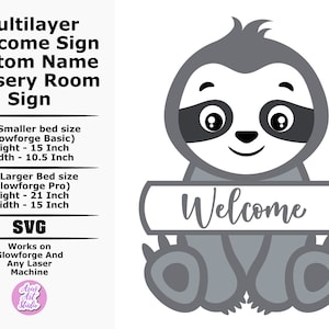 以下が含まれることがあります： 「Welcome」と書かれた白い看板を持った灰色のナマケモノ。看板は子供部屋用で、名前をカスタマイズできます。看板は2つのサイズがあります。高さ15インチ、幅10.5インチまたは高さ21インチ、幅15インチです。