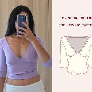 Peut inclure: Un haut violet clair à col en V avec des manches trois-quarts et des fronces sous la poitrine. À côté, un dessin technique au trait du même haut est affiché avec le texte V - NECKLINE TOP PDF SEWING PATTERN.