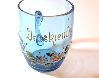 Tazza antica Druskieniki in vetro blu soffiato a mano: souvenir termale polacca del periodo prebellico.