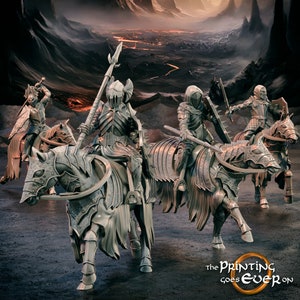 Puede incluir: Cuatro figuras en miniatura de caballeros a caballo, con armadura completa y montando caballos acorazados. Los caballeros sostienen armas, incluyendo una lanza, una espada y un hacha. Las figuras están dispuestas en formación de batalla, con los caballeros mirando hacia adelante y los caballos cargando. Las figuras están pintadas en un esquema de color plateado y negro, con detalles en oro. Las figuras están situadas sobre un fondo de paisaje rocoso con un resplandor ardiente en la distancia. El texto "the PRINTING goes EVER ON" es visible en la parte inferior de la imagen.