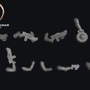 Könnte beinhalten: Eine Sammlung grauer Miniaturwaffen- und Armkomponenten aus Kunststoff, darunter Gewehre, eine Trommelwaffe und verschiedene Armposen. Die Artikel sind wahrscheinlich für Hobby- oder Modellbauzwecke gedacht, vor dunklem Hintergrund.