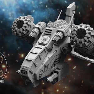 Pode incluir: Um modelo detalhado de nave espacial cinza claro com detalhes mecânicos intrincados, incluindo grandes componentes do motor e múltiplos sistemas de armas. O modelo é definido contra um fundo espacial estrelado, com o texto "ATLAN FORGE" e um logotipo circular.