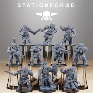 Puede incluir: Una colección de diez figuras en miniatura de resina gris sin pintar de StationForge, cada una representando a un guerrero con armadura temática de esqueleto. Las figuras están en varias posturas de combate con armas como rifles y hachas.
