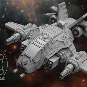 Könnte beinhalten: Detailliertes, graues Raumschiffmodell mit mehreren Flügeln, Triebwerken und Waffen. Das Modell hat komplizierte Verkleidungen und ein Cockpit. Das Logo "ATLAN FORGE" ist unten links sichtbar. Der Hintergrund ist eine verschwommene Weltraumszene.