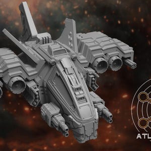 Puede incluir: Modelo gris detallado de una nave espacial futurista con múltiples motores y sistemas de armas. La nave espacial tiene una cabina central y un diseño angular complejo. La imagen incluye el texto "ATLAN FORGE" y un logotipo circular.