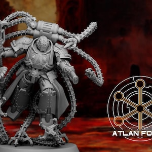 Könnte beinhalten: Graue, detaillierte Miniaturfigur eines futuristischen Kriegers mit mechanischen Armen und einem großen Hammer. Die Figur steht auf einem Sockel, mit dem Text "ATLAN FORGE" und einem kreisförmigen Logo im Hintergrund.