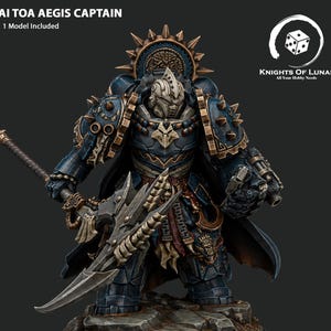 Könnte beinhalten: Eine Wai Toa Aegis Captain Miniaturfigur mit dunkelblauer Rüstung, bronzefarbenen Verzierungen, Stacheln und einer großen Klingenwaffe. Die Figur trägt einen Helm mit Kamm, einen Umhang und steht auf einem felsigen Sockel. Text: Wai Toa Aegis Captain.