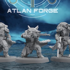 Puede incluir: Tres figuras en miniatura grises y detalladas de personajes blindados, cada uno sosteniendo un arma. Las figuras están sobre bases circulares, con el texto "ATLAN FORGE" en blanco sobre un fondo azul.