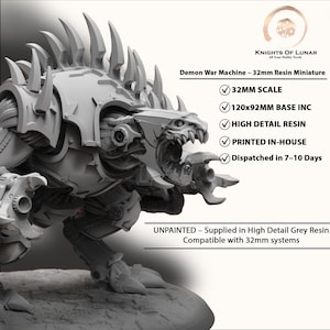 Puede incluir: Miniatura de resina gris sin pintar de una Demon War Machine, diseñada para aficionados. El modelo presenta detalles intrincados, una escala de 32 mm y una base de 120x92 mm. El texto indica que está impresa internamente y es compatible con sistemas de 32 mm.