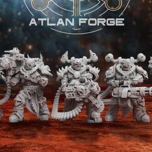 Puede incluir: Cinco figuras en miniatura grises de guerreros blindados, cada uno sosteniendo un arma. Las figuras están de pie sobre una superficie marrón rojiza con un fondo temático espacial. El texto "ATLAN FORGE" está en la parte superior.