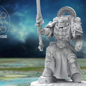 Puede incluir: Figura detallada en gris claro de un guerrero con armadura ornamentada, sosteniendo una gran espada. La figura está de pie sobre una base rocosa. La imagen incluye el texto "ATLAN FORGE" y un logotipo circular.
