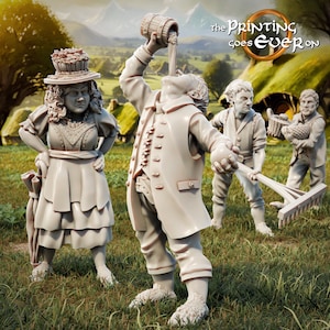 Puede incluir: Un conjunto de cuatro figuras en miniatura, pintadas en color gris claro, que representan personajes de una historia de fantasía. Las figuras están colocadas en una escena caprichosa, con una figura sosteniendo una taza y otra sosteniendo un rastrillo. El texto "the Printing goes Ever on" es visible en el fondo.