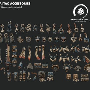 Puede incluir: Una colección de 66 accesorios Wai Tao, que incluyen colgantes, escudos y armas. Los accesorios son de varios colores, incluyendo dorado, azul y marrón. La imagen incluye el texto "Wai Tao Accessories" y "66 Accessories Included."