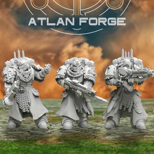 Puede incluir: Cinco figuras en miniatura grises de guerreros blindados, cada uno con armas. Las figuras están sobre una superficie verde con un fondo nublado naranja y amarillo. El texto "ATLAN FORGE" está en la parte superior.