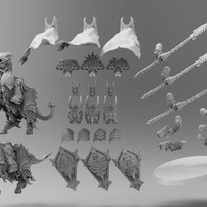 Puede incluir: Una colección de figuras de fantasía en miniatura sin pintar, que incluyen criaturas parecidas a dragones, escudos, lanzas y piezas de armadura. Las figuras están en varias poses y tamaños, con una base redonda. El logotipo "ATLAN FORGE" está en la esquina superior izquierda.