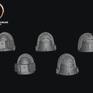 Könnte beinhalten: Fünf graue, detaillierte Miniaturhelme, vermutlich für Tabletop-Spiele oder Modellbau, sind vor einem dunklen Hintergrund angeordnet. Die Helme weisen komplizierte Designs auf, darunter ein Kreuzemblem. Das Logo "Knights Of Lunar" ist sichtbar.