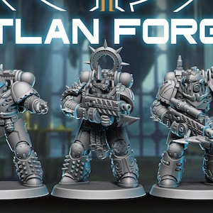 Könnte beinhalten: Fünf graue Miniaturfiguren gepanzerter Soldaten, die jeweils Waffen halten. Die Figuren stehen auf kreisförmigen Sockeln. Der Text "ATLAN FORGE" wird über den Figuren in leuchtender blauer Schrift angezeigt.