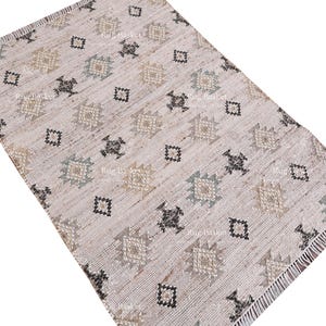 Handwoven Jute Dhurrie Rug: Tribal Diamond Motif, Eco-Friendly