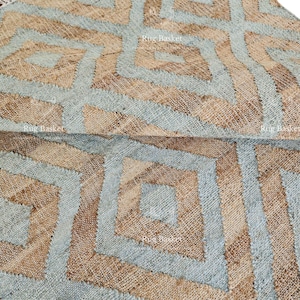 Pu&ograve; includere: Primo piano di un tappeto con un motivo geometrico a rombi. Il tappeto presenta tonalit&agrave; azzurre e marroni. Le forme a rombo sono delineate in azzurro chiaro, creando un effetto di contrasto sullo sfondo marrone. Il tappeto &egrave; realizzato in materiale tessuto.