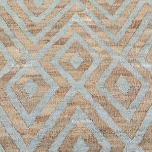 Pu&ograve; includere: Primo piano di un tappeto tessuto con un motivo geometrico a rombi. Il tappeto presenta un motivo ripetuto di rombi azzurri e beige. La trama del tappeto &egrave; visibile, suggerendo un materiale in fibra naturale. L'estetica generale &egrave; moderna e neutra.