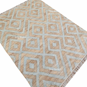 Pu&ograve; includere: Un tappeto rettangolare con un motivo geometrico a rombi in marrone chiaro e azzurro. Il tappeto ha un bordo sfrangiato ed &egrave; realizzato in materiale tessuto. Il design &egrave; simmetrico e moderno, adatto all'arredamento della casa.