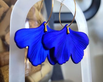 Boucles d'oreilles Ginkgo créoles bleues électrique
