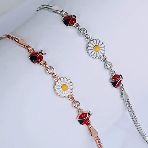 Bracelet coccinelle fait main en argent sterling : breloque marguerite en émail