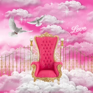 Peut inclure: Un trône rose et or avec un coussin en velours rose est assis sur un nuage dans un ciel rose avec des nuages blancs. Le mot "Amour" est écrit dans le ciel. Deux colombes blanches volent dans le ciel.